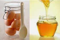 Đắp mặt nạ trứng gà trị mụn tại nhà