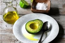 Da trắng mịn màng khi đắp mặt nạ bơ