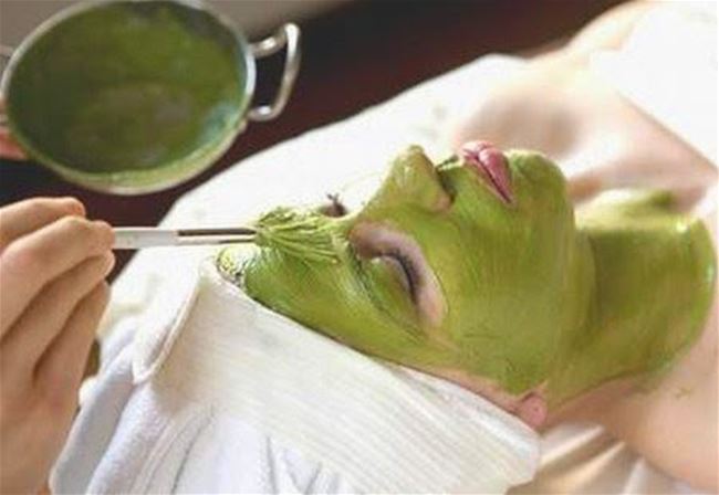 Đắp mặt nạ trị mụn đầu trắng