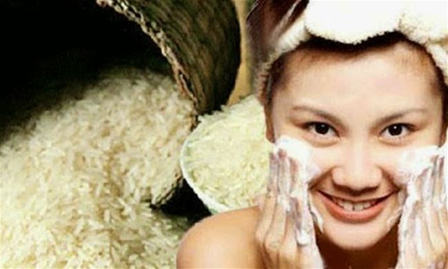 Đắp mặt nạ cám gạo làm trắng da