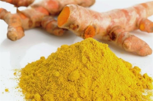 Đắp mặt nạ tự nhiên làm trắng da từ bột nghệ