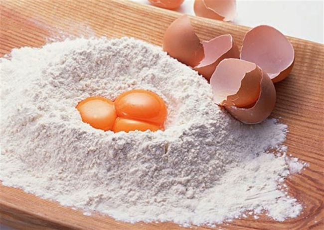 Đắp mặt nạ tự nhiên làm trắng da từ bột nở 