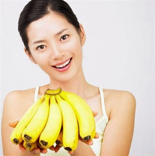 Đắp mặt nạ chuối trị mụn