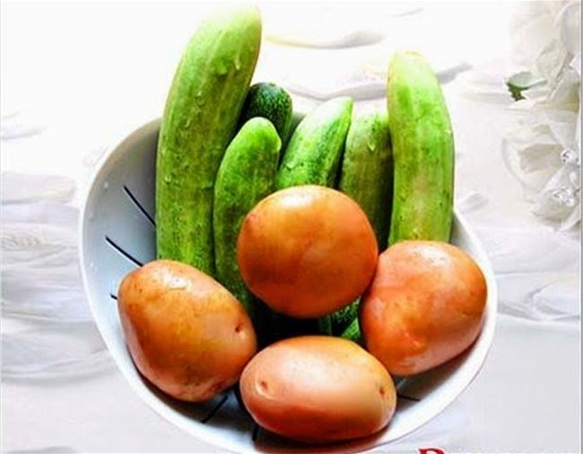 Trị quầng thâm mắt với khoai tây và dưa chuột