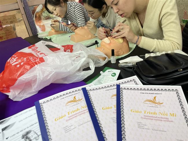 hình ảnh hoạt động của lớp học nối mi cấp tốc cho người đi nước ngoài tại Tít Mi