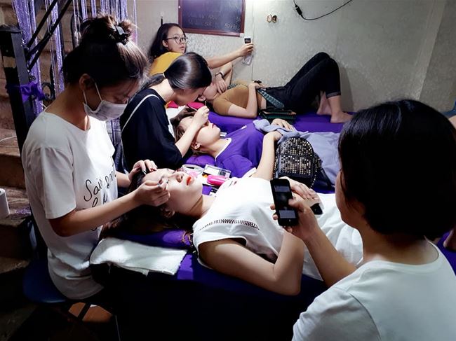 thực hành và quan sát thực tế nối mi tại cửa hàng Tít Mi thực hành và quan sát thực tế nối mi tại cửa hàng Tít Mi