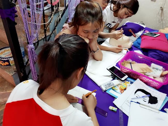 học viên luyên tập nối mi tại Tít Mi