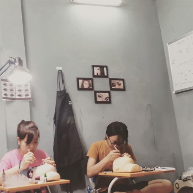 dạy nối mi buổi đầu tiên học viên tập nối trên mô hình dạy nối mi buổi đầu tiên học viên tập nối trên mô hình
