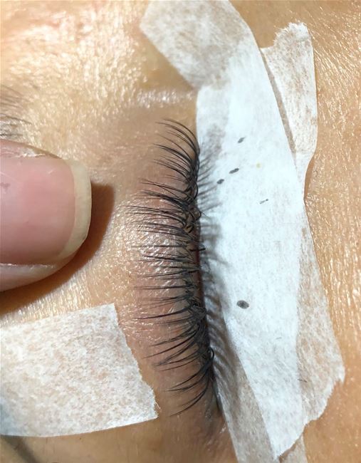 phương pháp vắt cầu qua chân mi khiến mi đều tăm tắp