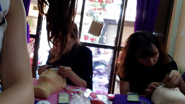 học nối mi uy tín, giá rẻ, nhiệt tình, chu đáo học nối mi uy tín, giá rẻ, nhiệt tình, chu đáo