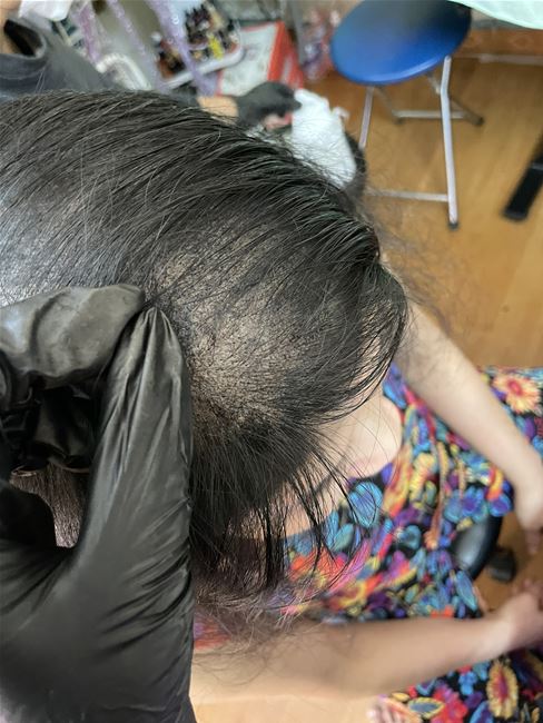 zoom cận cảnh từng hạt tóc dưới da nhé, che phủ tối ưu các vùng trắng của tóc và tạo hiệu ứng tóc dày dặn hơn