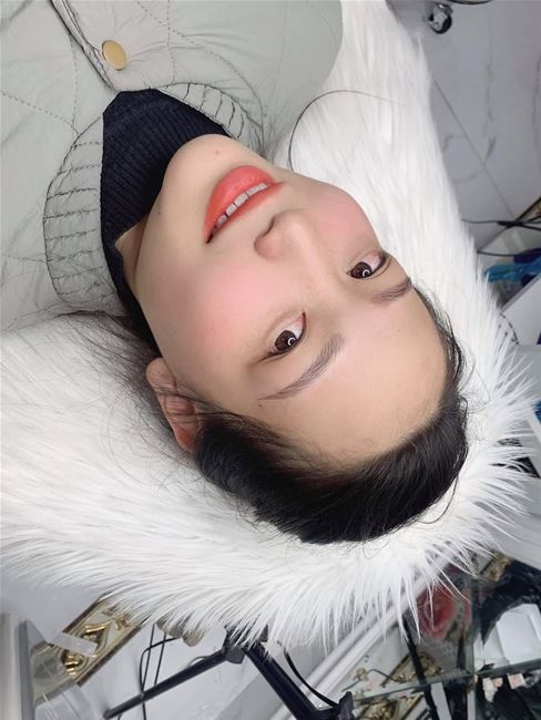 chân mày , môi xinh vùa làm xong